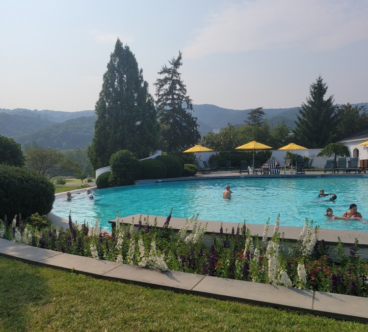 greenbrier-outdoor-pool-photo